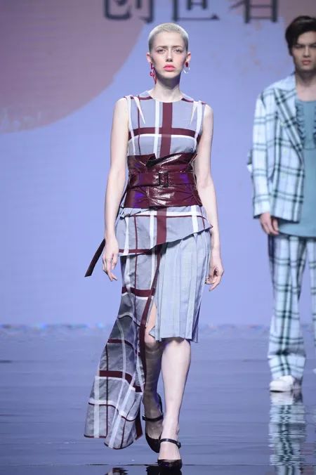 坐標(biāo)大浪 時尚風(fēng)云激蕩，潮流與創(chuàng)新共生——2019春夏中國紡織面料流行趨勢暨新銳設(shè)計師發(fā)布秀側(cè)記