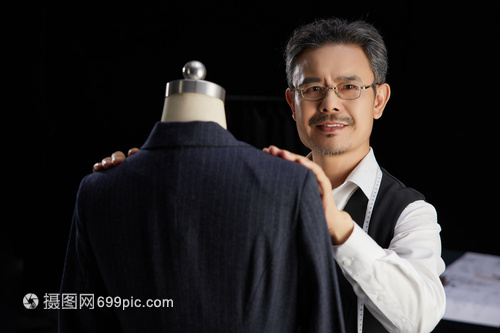 中年服裝設(shè)計師的跨界融合 當(dāng)服裝設(shè)計靈感遇上日用百貨革新